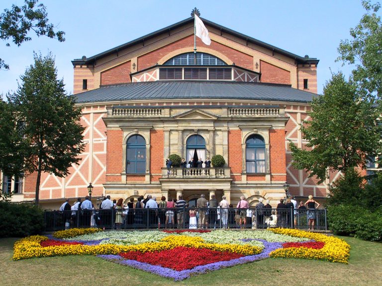 Bayreuther Festspielhaus mit Gästen